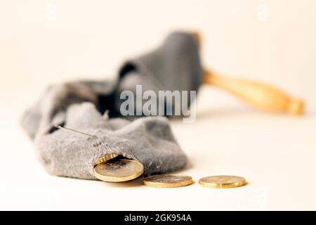 calzino con buco e ultimo risparmio euro Foto Stock