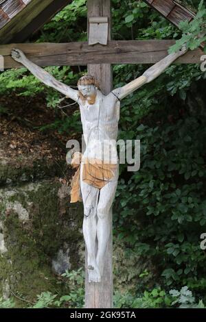 Gesù Cristo su una croce di legno nel giardino Foto Stock