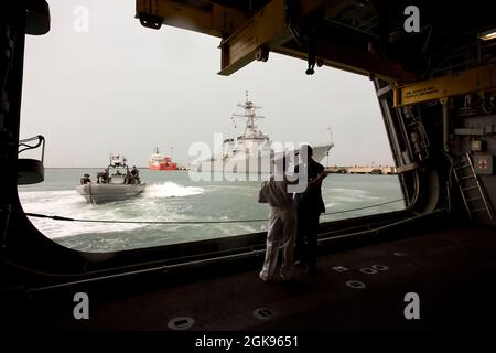 27 luglio 2013 'David Lienemann ha fatto questo grande quadro come il Vice Presidente ha parlato con il comandante Timothy Wilke, comandante ufficiale degli Stati Uniti Libertà, durante una dimostrazione tattica di squadra, a bordo degli U.S.S. Freedom, alla base navale di Changi a Singapore." (Foto ufficiale della Casa Bianca by David Lienemann) questa fotografia ufficiale della Casa Bianca è resa disponibile solo per la pubblicazione da parte delle organizzazioni di notizie e/o per uso personale stampa dal soggetto(i) della fotografia. La fotografia non può essere manipolata in alcun modo e non può essere utilizzata in materiale commerciale o politico, pubblicità Foto Stock