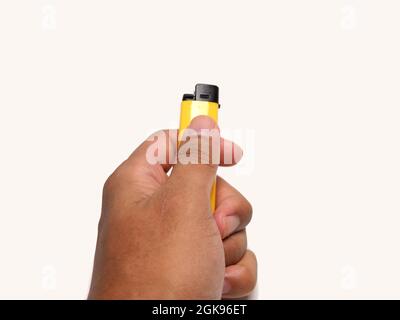 Immagine di un accendisigari giallo. Scatta su sfondo bianco isolato Foto Stock