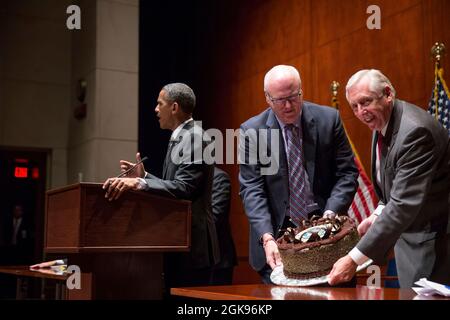 I leader democratici della casa Joe Crowley, D-N.Y., e Steny Hoyer, D-Md., presentano una torta di compleanno al presidente Barack Obama durante un incontro con la Casa democratico Caucus al Campidoglio degli Stati Uniti a Washington, D.C., 31 luglio 2013. (Foto ufficiale della Casa Bianca di Pete Souza) questa fotografia ufficiale della Casa Bianca è resa disponibile solo per la pubblicazione da parte delle organizzazioni di notizie e/o per uso personale la stampa dal soggetto(i) della fotografia. La fotografia non può essere manipolata in alcun modo e non può essere utilizzata in materiali commerciali o politici, pubblicità, e-mail, prodotti, promozioni che Foto Stock