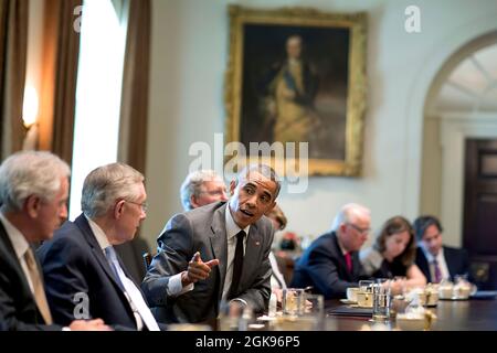 Il presidente Barack Obama incontra i leader del Congresso bicamerali e le sedie e i membri di classificazione dei comitati di sicurezza nazionali del Congresso per consultarsi con loro sugli sforzi degli Stati Uniti in corso per rispondere ai conflitti in Ucraina, Iraq, Gaza, Siria e altre questioni, Nella Sala del Gabinetto della Casa Bianca, 31 luglio 2014. I partecipanti seduti con il Presidente, da sinistra, sono: Sen. Bob Corker, R-Ten., membro di classificazione, Comitato per le Relazioni esterne; Sen. Harry Reid, D-Nevr., leader di maggioranza; e Sen. Mitch McConnell, R-Ky., leader di minoranza. (Foto ufficiale della Casa Bianca di Pete Souza) questa offica Foto Stock