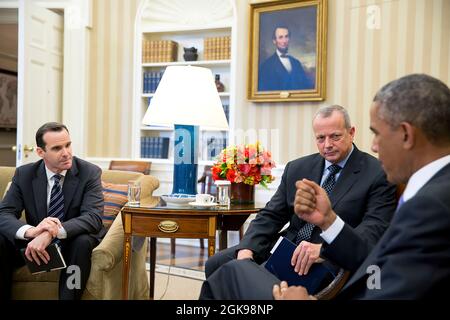 Il presidente Barack Obama incontra il pensionato Gen. John Allen, inviato presidenziale speciale per la Coalizione Globale per Counter ISIL e Brett McGurk, inviato presidenziale speciale aggiunto, a sinistra, nell'Ufficio ovale, 16 settembre 2014. (Foto ufficiale della Casa Bianca di Pete Souza) questa fotografia ufficiale della Casa Bianca è resa disponibile solo per la pubblicazione da parte delle organizzazioni di notizie e/o per uso personale la stampa dal soggetto(i) della fotografia. La fotografia non può essere manipolata in alcun modo e non può essere utilizzata in materiali commerciali o politici, pubblicità, e-mail, prodotti, promozioni che in un Foto Stock