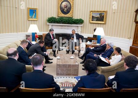 Il presidente Barack Obama ha un incontro bilaterale con il presidente ucraino Petro Poroshenko nell'Ufficio ovale, 18 settembre 2014. (Foto ufficiale della Casa Bianca di Pete Souza) questa fotografia ufficiale della Casa Bianca è resa disponibile solo per la pubblicazione da parte delle organizzazioni di notizie e/o per uso personale la stampa dal soggetto(i) della fotografia. La fotografia non può essere manipolata in alcun modo e non può essere utilizzata in materiali commerciali o politici, pubblicità, e-mail, prodotti, promozioni che in alcun modo suggeriscono l'approvazione o l'approvazione del presidente, della prima famiglia, o della Casa Bianca Foto Stock