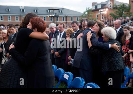 Il Presidente Barack Obama e la prima Signora Michelle Obama salutano i membri della famiglia durante un servizio commemorativo per le vittime delle sparatorie di Washington Navy Yard, tenutesi presso la Parade Grounds, Marine Barracks Washington, D.C., Domenica, 22 settembre, 2013. (Foto ufficiale della Casa Bianca di Pete Souza) questa fotografia ufficiale della Casa Bianca è resa disponibile solo per la pubblicazione da parte delle organizzazioni di notizie e/o per uso personale la stampa da parte del soggetto(i) della fotografia. La fotografia non può essere manipolata in alcun modo e non può essere utilizzata in materiali commerciali o politici, pubblicità, e-mail, prodotti, promo Foto Stock