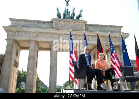 19 giugno 2013 il presidente e cancelliere tedesco Angela Merkel ascolta le osservazioni del sindaco di Berlino Klaus Wowereit alla porta di Brandeburgo a Berlino. L'ultima volta che ero qui era nel 1987 sul sito opposto della porta, quando il presidente Reagan aveva sfidato il presidente russo Mikhail Gorbachev a "abbattere questo muro”. (Foto ufficiale della Casa Bianca di Pete Souza) questa fotografia ufficiale della Casa Bianca è resa disponibile solo per la pubblicazione da parte delle organizzazioni di notizie e/o per uso personale la stampa dal soggetto(i) della fotografia. La fotografia non può essere manipolata in alcun modo e non può essere manipolata Foto Stock