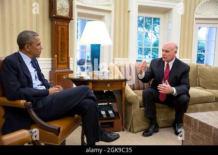 Il presidente Barack Obama incontra Joe Clancy, direttore del Servizio Segreto degli Stati Uniti, presso l'ufficio ovale, 7 ottobre 2014. (Foto ufficiale della Casa Bianca di Pete Souza) questa fotografia ufficiale della Casa Bianca è resa disponibile solo per la pubblicazione da parte delle organizzazioni di notizie e/o per uso personale la stampa dal soggetto(i) della fotografia. La fotografia non può essere manipolata in alcun modo e non può essere utilizzata in materiali commerciali o politici, pubblicità, e-mail, prodotti, promozioni che in alcun modo suggeriscono l'approvazione o l'approvazione del presidente, della prima famiglia, o del bianco Foto Stock