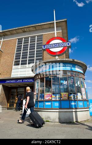 Stazione di Rayners Lane, chiosco e stazione Foto Stock