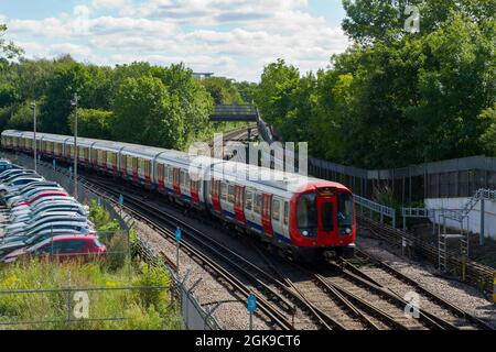 Treno della metropolitana di Londra allo svincolo di Rayners Lane Foto Stock