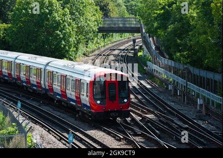 Treno della metropolitana di Londra allo svincolo di Rayners Lane Foto Stock