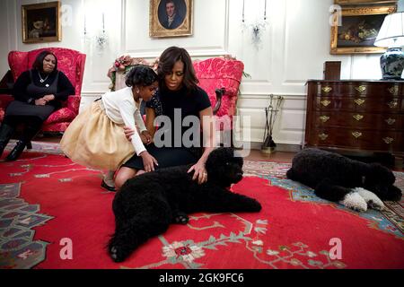 First Lady Michelle Obama introduce Jayla Raymond, 8, da New Orleans, La., per gli animali domestici della famiglia Obama Sunny e Bo nella Sala Mappa della Casa Bianca, 4 dicembre 2014. (Foto ufficiale della Casa Bianca di Chuck Kennedy) questa fotografia ufficiale della Casa Bianca è resa disponibile solo per la pubblicazione da parte delle organizzazioni di notizie e/o per uso personale la stampa dal soggetto(i) della fotografia. La fotografia non può essere manipolata in alcun modo e non può essere utilizzata in materiali commerciali o politici, pubblicità, e-mail, prodotti, promozioni che in alcun modo suggeriscono l'approvazione o l'approvazione del presidente, Foto Stock