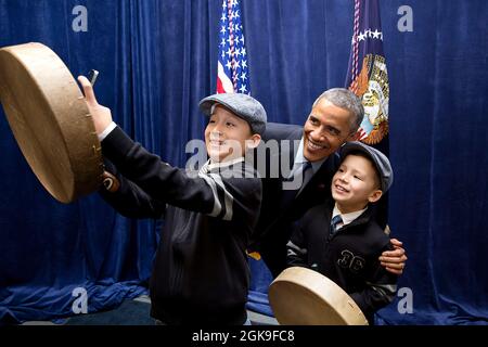 Il presidente Barack Obama pone per una foto con i bambini dopo le sue osservazioni alla Conferenza delle Nazioni tribali della Casa Bianca a Washington, D.C., 3 dicembre 2014. (Foto ufficiale della Casa Bianca di Pete Souza) questa fotografia ufficiale della Casa Bianca è resa disponibile solo per la pubblicazione da parte delle organizzazioni di notizie e/o per uso personale la stampa dal soggetto(i) della fotografia. La fotografia non può essere manipolata in alcun modo e non può essere utilizzata in materiali commerciali o politici, pubblicità, e-mail, prodotti, promozioni che in alcun modo suggeriscono l'approvazione o l'approvazione del presidente, il Fir Foto Stock