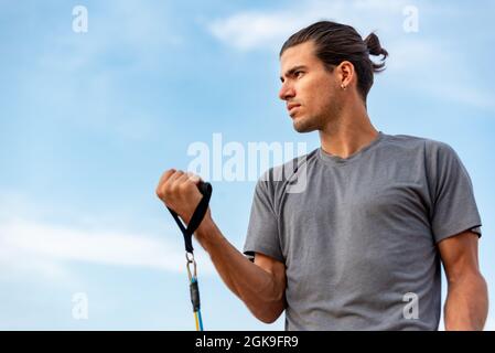 Giovane latino che fa esercizio fuori Foto Stock