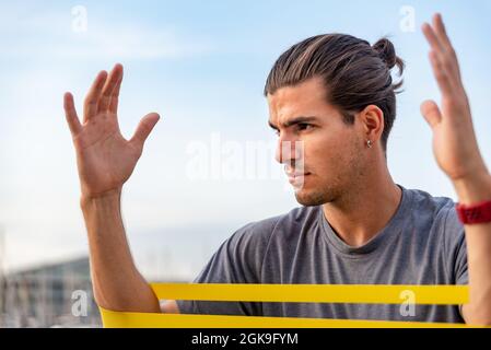 Giovane latino che fa esercizio fuori Foto Stock