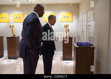 Il presidente Barack Obama vede la sala dei trofei nella casa di Magic Johnson a Beverly Hills, California, 25 novembre 2013. (Foto ufficiale della Casa Bianca di Pete Souza) questa fotografia ufficiale della Casa Bianca è resa disponibile solo per la pubblicazione da parte delle organizzazioni di notizie e/o per uso personale la stampa dal soggetto(i) della fotografia. La fotografia non può essere manipolata in alcun modo e non può essere utilizzata in materiali commerciali o politici, pubblicità, e-mail, prodotti, promozioni che in alcun modo suggeriscono l'approvazione o l'approvazione del presidente, della prima famiglia, o della Casa Bianca. Foto Stock