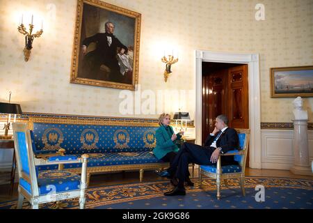 Il Presidente Barack Obama parla con l'ex Segretario di Stato Hillary Rodham Clinton nella Sala Blu della Casa Bianca dopo la cerimonia della Medaglia Presidenziale della libertà del 2013, 20 novembre 2013. (Foto ufficiale della Casa Bianca di Pete Souza) questa fotografia ufficiale della Casa Bianca è resa disponibile solo per la pubblicazione da parte delle organizzazioni di notizie e/o per uso personale la stampa dal soggetto(i) della fotografia. La fotografia non può essere manipolata in alcun modo e non può essere utilizzata in materiali commerciali o politici, pubblicità, e-mail, prodotti, promozioni che in alcun modo suggerisce l'approvazione o Foto Stock