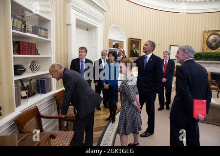 Il presidente Barack Obama sottolinea diversi modelli di brevetti durante il meeting con i premi Nobel americani 2013 e i loro coniugi presso l'Oval Office, 19 novembre 2013. (Foto ufficiale della Casa Bianca di Pete Souza) questa fotografia ufficiale della Casa Bianca è resa disponibile solo per la pubblicazione da parte delle organizzazioni di notizie e/o per uso personale la stampa dal soggetto(i) della fotografia. La fotografia non può essere manipolata in alcun modo e non può essere utilizzata in materiali commerciali o politici, pubblicità, e-mail, prodotti, promozioni che in alcun modo suggeriscono l'approvazione o l'approvazione del presidente, Th Foto Stock