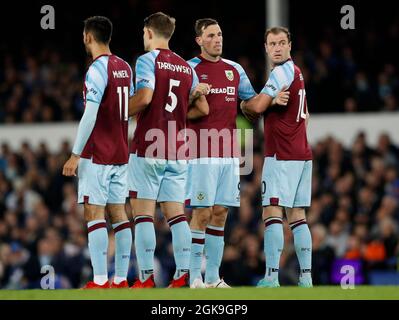 Liverpool, Inghilterra, 13 settembre 2021. Ashley Barnes e Chris Wood di Burnley durante la partita della Premier League al Goodison Park, Liverpool. Il credito dell'immagine dovrebbe leggere: Darren Staples / Sportimage Credit: Sportimage/Alamy Live News Foto Stock