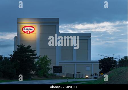 Germania , Wittenburg , 12.09.2021 , il logo della società Dr.Oetker sulla facciata di un edificio aziendale Foto Stock