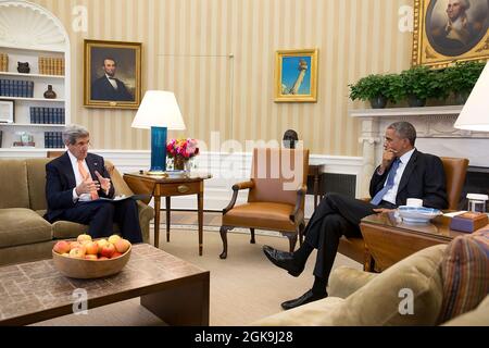 Il Presidente Barack Obama incontra il Segretario di Stato John Kerry nell'ufficio ovale, 30 ottobre 2014. (Foto ufficiale della Casa Bianca di Chuck Kennedy) questa fotografia ufficiale della Casa Bianca è resa disponibile solo per la pubblicazione da parte delle organizzazioni di notizie e/o per uso personale la stampa dal soggetto(i) della fotografia. La fotografia non può essere manipolata in alcun modo e non può essere utilizzata in materiali commerciali o politici, pubblicità, e-mail, prodotti, promozioni che in alcun modo suggeriscono l'approvazione o l'approvazione del presidente, della prima famiglia, o della Casa Bianca. Foto Stock