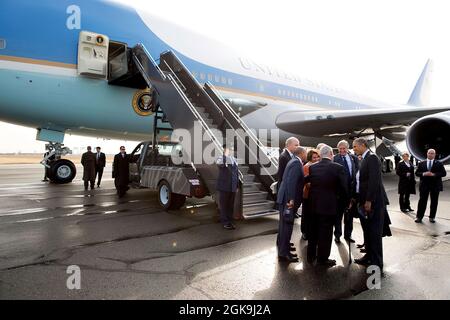 Il Presidente Barack Obama e i membri del Congresso sono incontrati da Gov. Deval Patrick e il sindaco di Boston Thomas Menino all'arrivo all'Aeroporto Internazionale Logan di Boston, Massachusetts, 30 ottobre 2013. (Foto ufficiale della Casa Bianca di Pete Souza) questa fotografia ufficiale della Casa Bianca è resa disponibile solo per la pubblicazione da parte delle organizzazioni di notizie e/o per uso personale la stampa dal soggetto(i) della fotografia. La fotografia non può essere manipolata in alcun modo e non può essere utilizzata in materiali commerciali o politici, pubblicità, e-mail, prodotti, promozioni che in alcun modo suggerisce l'approvazione o Foto Stock