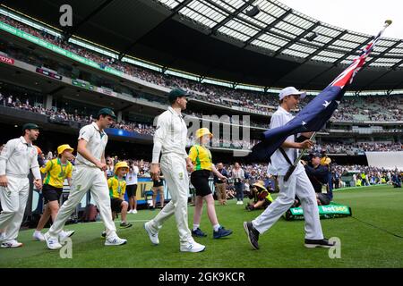 MELBOURNE, AUSTRALIA - 26 DICEMBRE: La squadra australiana esce sul campo durante il giorno uno della seconda prova della serie tra Australia e Nuova Zelanda al Melbourne Cricket Ground il 26 dicembre 2019 a Melbourne, Australia. Credit: Dave Hewison/Speed Media/Alamy Live News Foto Stock