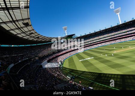 MELBOURNE, AUSTRALIA - 26 DICEMBRE: 80,000 tifosi si impacchettano nella MCG durante il giorno uno del secondo test match nella serie tra Australia e Nuova Zelanda al Melbourne Cricket Ground il 26 dicembre 2019 a Melbourne, Australia. Credit: Dave Hewison/Speed Media/Alamy Live News Foto Stock