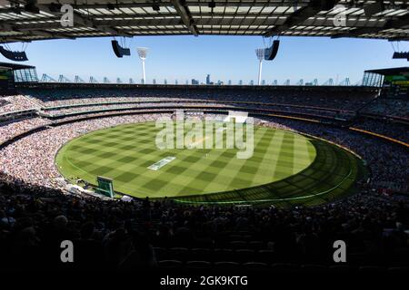 MELBOURNE, AUSTRALIA - 26 DICEMBRE: 80,000 tifosi si impacchettano nella MCG durante il giorno uno del secondo test match nella serie tra Australia e Nuova Zelanda al Melbourne Cricket Ground il 26 dicembre 2019 a Melbourne, Australia. Credit: Dave Hewison/Speed Media/Alamy Live News Foto Stock