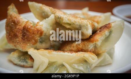 Gnocchi tradizionali cinesi fatti in casa padella fritti, aceto, Cina Foto Stock