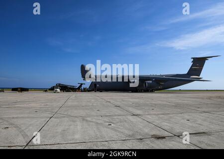 I soldati con il 1° Battaglione, il 228° Regiment Aviazione (1-228° Regiment Aviazione), la Joint Task Force-Bravo (JTF-B), la base aerea di Soto Cano, Honduras, caricano un elicottero UH-60 Black Hawk in una Super Galaxy C-5 dalla base della riserva aerea di Westover, Massachusetts, alla Stazione Navale di Guantanamo Bay, Cuba, 9 settembre 2021. Un totale di due elicotteri HH-60s e tre elicotteri Black Hawk UH-60 nella C-5 per il reimpiego a Soto Cano AB. Con l'assistenza di JTF-B, il 1-228° Regiment Aviazione e un piccolo team logistico con il 612° Air base Squadron, Soto Cano Air base, Joint Task Force-Haiti hanno completato il 671 Foto Stock