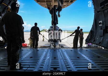 I soldati con il 1° Battaglione, il 228° Regiment Aviazione, la Joint Task Force-Bravo, la base aerea di Soto Cano, Honduras, caricano un elicottero HH-60 Black Hawk in una Super Galaxy C-5 dalla base della riserva aerea di Westover, Massachusetts, alla Stazione Navale di Guantanamo Bay, Cuba, 9 settembre 2021. Un totale di due elicotteri HH-60s e tre elicotteri Black Hawk UH-60 nella C-5 per il reimpiego a Soto Cano AB. L'equipaggio con JTF-B ha volato 700 km e più di 500 ore, salvando vite umane e fornendo aiuti ad Haiti. (STATI UNITI Air Force foto di Tech. SGT. Marleah Cabano) Foto Stock