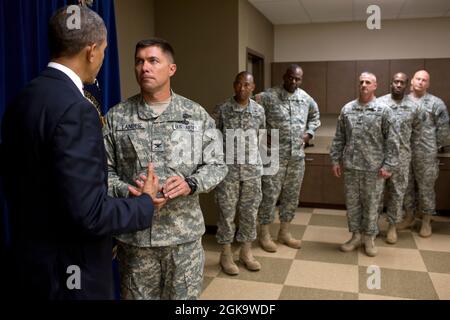 Il presidente Barack Obama parla con le truppe backstage prima di partecipare a una tavola rotonda a Fort Bliss a El Paso, Texas, 31 agosto 2012. Il Presidente si è recato a Fort Bliss per celebrare i due anni della fine della missione di combattimento americana in Iraq.(foto ufficiale della Casa Bianca di Pete Souza) Questa fotografia ufficiale della Casa Bianca è resa disponibile solo per la pubblicazione da parte delle organizzazioni di stampa e/o per uso personale per la stampa da parte del soggetto(i) della fotografia. La fotografia non può essere manipolata in alcun modo e non può essere utilizzata in materiali commerciali o politici, pubblicizzati Foto Stock