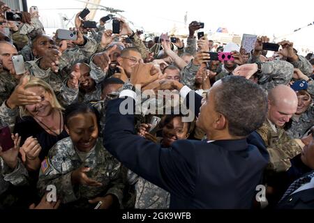 Il presidente Barack Obama saluta le truppe dopo aver fatto commenti a Fort Bliss a El Paso, Texas, 31 agosto 2012. Il Presidente si è recato a Fort Bliss per celebrare i due anni della fine della missione di combattimento americana in Iraq. (Foto ufficiale della Casa Bianca di Pete Souza) questa fotografia ufficiale della Casa Bianca è resa disponibile solo per la pubblicazione da parte delle organizzazioni di notizie e/o per uso personale la stampa dal soggetto(i) della fotografia. La fotografia non può essere manipolata in alcun modo e non può essere utilizzata in materiali commerciali o politici, pubblicità, e-mail, prodotti, promozioni tha Foto Stock