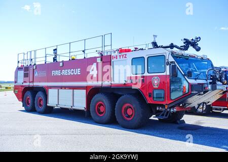 Toronto, Ontario, Canada - 12 giugno 2016 : Modern Pierce Rescue firetruck at Toronto Pearson Airport contro il cielo blu. Foto Stock