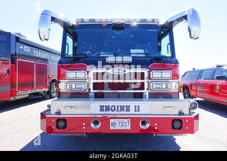 Toronto, Ontario, Canada - 12 giugno 2016 : moderno camion dei fuochi d'artificio gigante all'Aeroporto Pearson di Toronto. L'aeroporto Pearson di Toronto dispone di un proprio reparto antincendio. Foto Stock