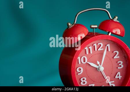 Primo piano in senso orario. Faccia di rosso sveglia alle 10. Foto Stock