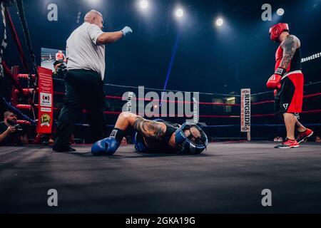 Guns 'N Hose Charity Boxing tra Omaha polizia e pompieri Foto Stock
