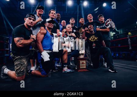 Guns 'N Hose Charity Boxing tra Omaha polizia e pompieri Foto Stock