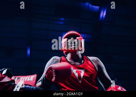 Guns 'N Hose Charity Boxing tra Omaha polizia e pompieri Foto Stock