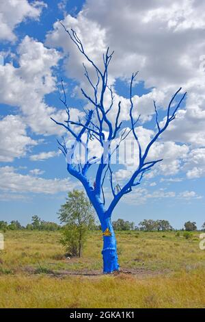Albero dipinto di blu come parte del progetto Blue Tree per aumentare la consapevolezza per la salute mentale. Foto Stock