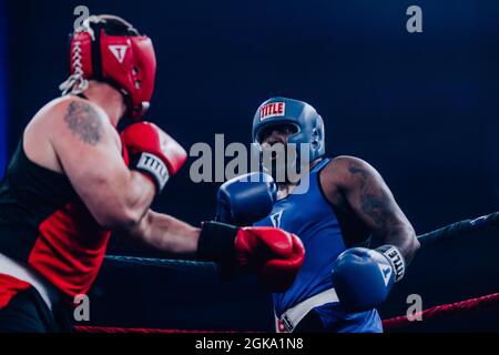 Guns 'N Hose Charity Boxing tra Omaha polizia e pompieri Foto Stock