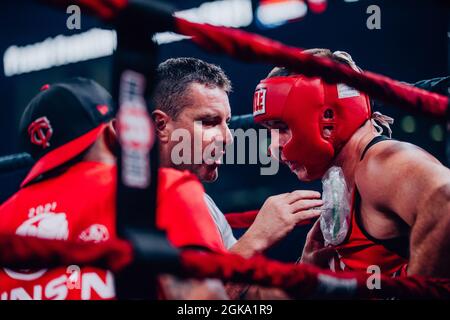 Guns 'N Hose Charity Boxing tra Omaha polizia e pompieri Foto Stock