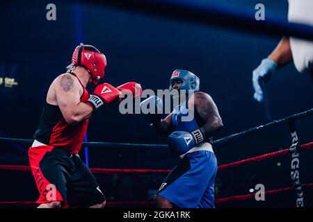 Guns 'N Hose Charity Boxing tra Omaha polizia e pompieri Foto Stock