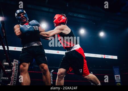 Guns 'N Hose Charity Boxing tra Omaha polizia e pompieri Foto Stock