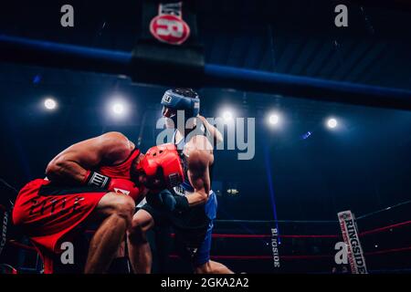 Guns 'N Hose Charity Boxing tra Omaha polizia e pompieri Foto Stock