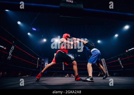 Guns 'N Hose Charity Boxing tra Omaha polizia e pompieri Foto Stock