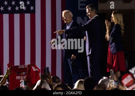 Long Beach, Stati Uniti. 13 settembre 2021. Il presidente degli Stati Uniti Joe Biden, il governatore della California Gavin Newsom e First Lady of California Jennifer Newsom escono dal palco durante un evento di campagna No on the Recall con il presidente degli Stati Uniti Joe Biden al Long Beach City College il 13 settembre 2021 a Long Beach, CA. Con un giorno per andare fino alla California ricordare le elezioni, Gov. Gavin Newsom è stato Unito dal presidente degli Stati Uniti Joe Biden mentre continua la campagna in tutto lo stato. (Foto di Brian Feinzimer/Sipa USA) Credit: Sipa USA/Alamy Live News Foto Stock