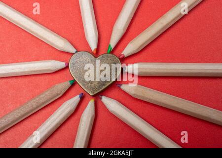 Cuore con matite multicolore affilate Foto Stock