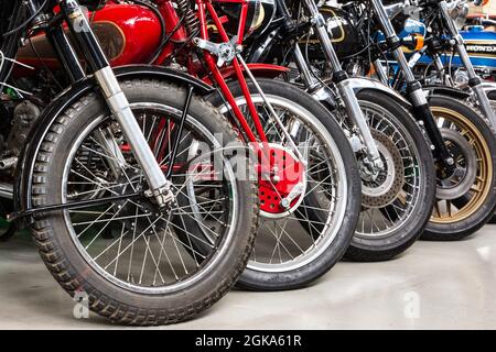 Vari vecchi motocicli di fila Foto Stock