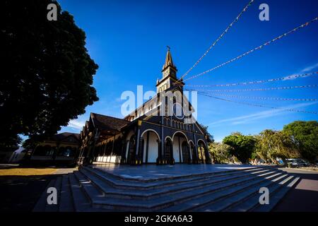 Bella catherdal in legno nella provincia di Kon Tum Vietnam centrale Foto Stock